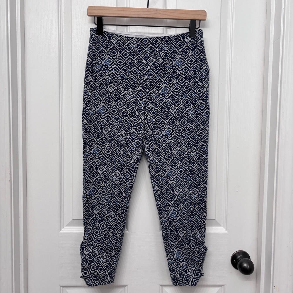 Sunday Blue and White Geometric Yoga Capri